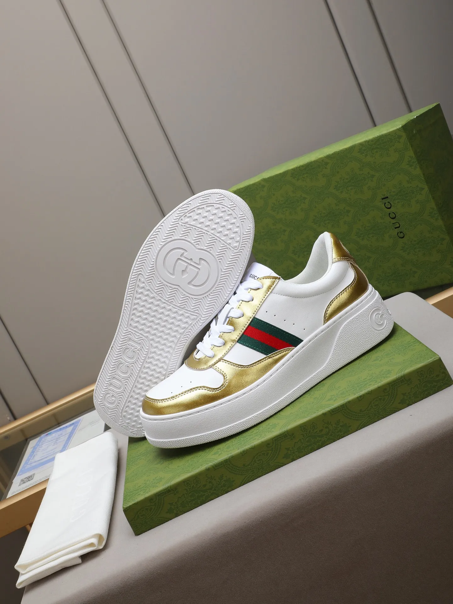 PP420 new men's shoes GUCCI fashion trend, made of first-layer calfskin➕breathable mesh lining! The foot feels super comfortable and the workmanship is impeccable. The original ultra-light outsole, size: 38-44 (45 customized), 5 colors to choose from!